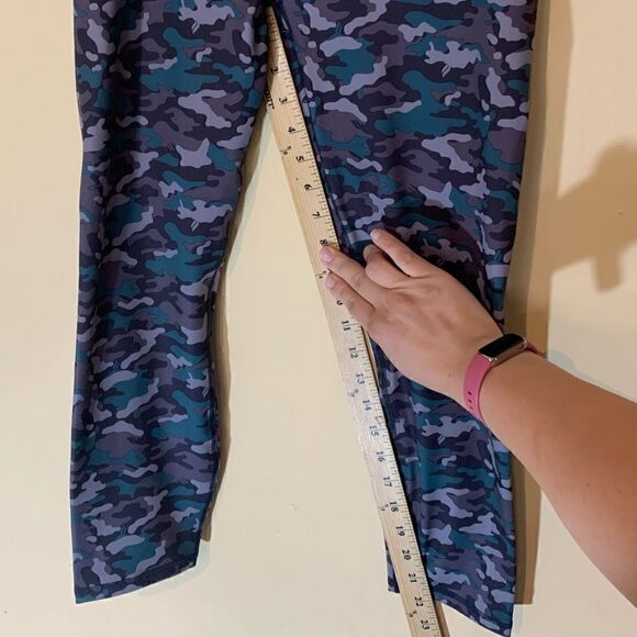 FABLETICS Salar Printed Camo Powerhold Capris Teal Gray Purple Womens Medium - Picture 13 of 14